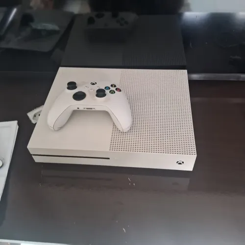 Vendo dois xbox one s um de 500 gigante e outra de 1 teta