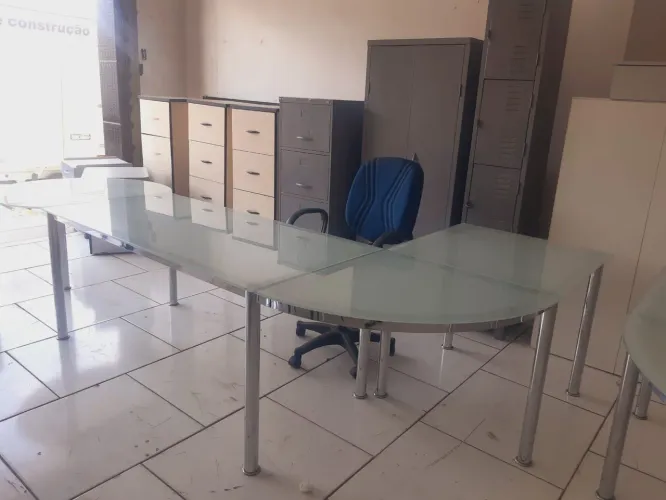 Mesa com tampo de vidro, estrutura aço inox.