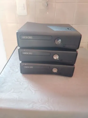 Lote 3 xbox 360 slim Para conserto ou peças 2 da sinal mas não liga 1 não dá sinal