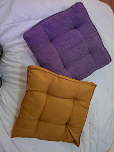 Vendo duas almofadas tipo Tufon em muito bom estado, cores, tecidos, altura.