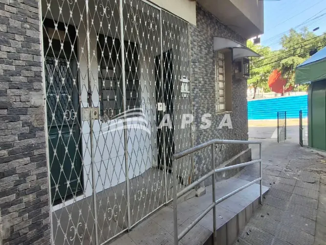 EXCELENTE CASA TÉRREO, COM APROXIMADAMENTE 97 METROS QUADRADOS, POSSUI TERRAÇO, AMPLA SALA