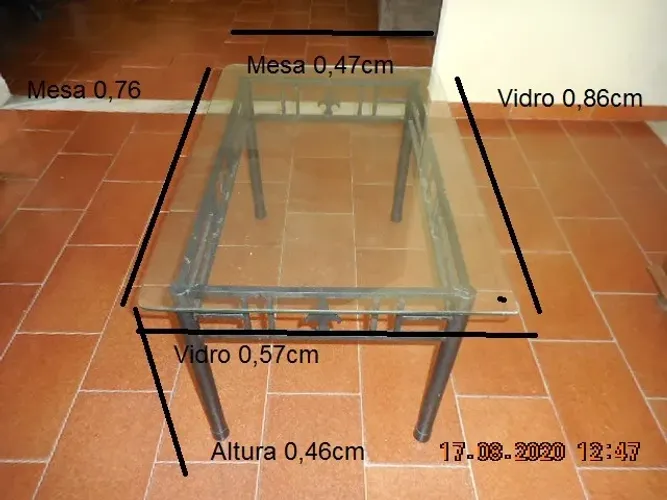 Mesa de centro com pés de ferro e base em vidro temperado, usada.