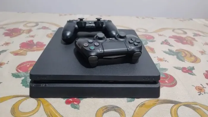PlayStation 4 Slim + 2 Controles Originais DualShock 4