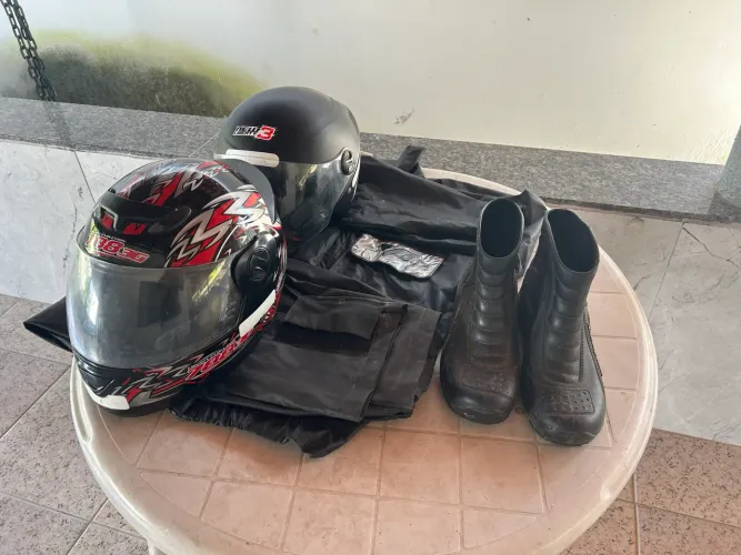 Vendo Kit motociclista capa chuva , bota + 2 capacetes