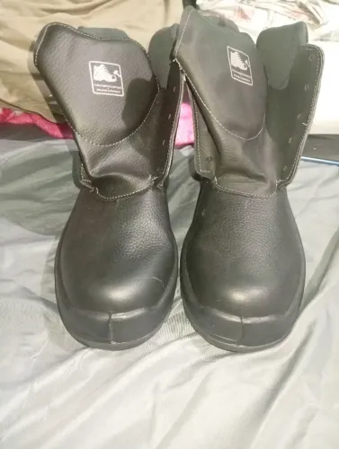 VENDO BOTINA DE BICO DE FERRO NUNCA USADA