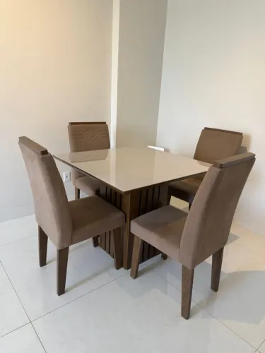 Mesa com 4 cadeiras em MDP