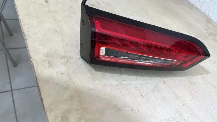 LANTERNA ESQUERDA TAMPA DE MALA FIAT CRONOS