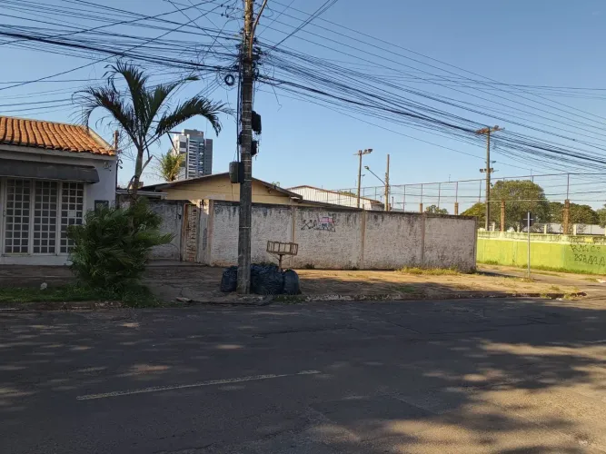 Casa de esquina Bairro Mata do Jacinto do lado escola estadual
