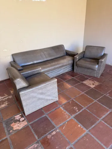 Conjunto Sofá 3 Lugares + 2 Poltronas em Courino Marrom