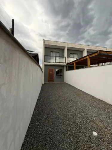 Aluga - se casa sobrado geminado no Itaum 