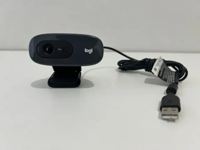 Webcam Logitech C270 HD com microfone embutido.