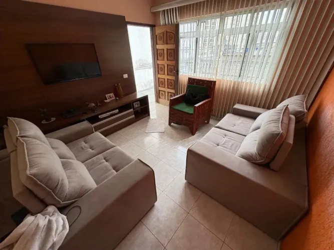 Casa à venda no Novo Osasco, Osasco - 6 dormitórios, 2 banheiros, 2 cozinhas, 2 garagens!