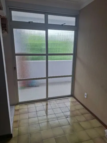 Porta dupla de correr alumínio e vidro.