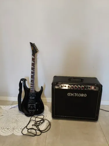 Guitarra ? + caixa amplificada