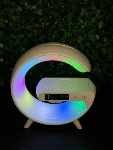 Relógio Digital LED RGB com design moderno e luminária com iluminação colorida.