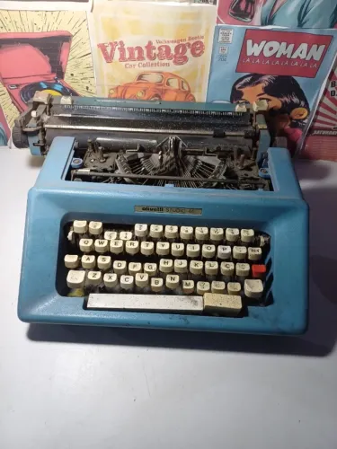 Máquina de escrever Olivetti Studio 46, um item colecionável de época. 
