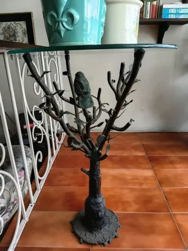 Mesa de ferro, folhas e passarinho
