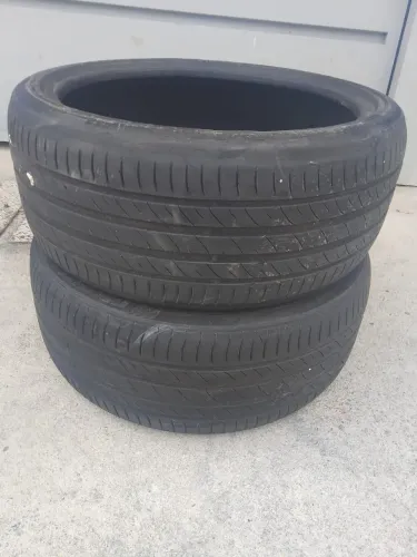 Pneu delinte<br>245/40ZR21