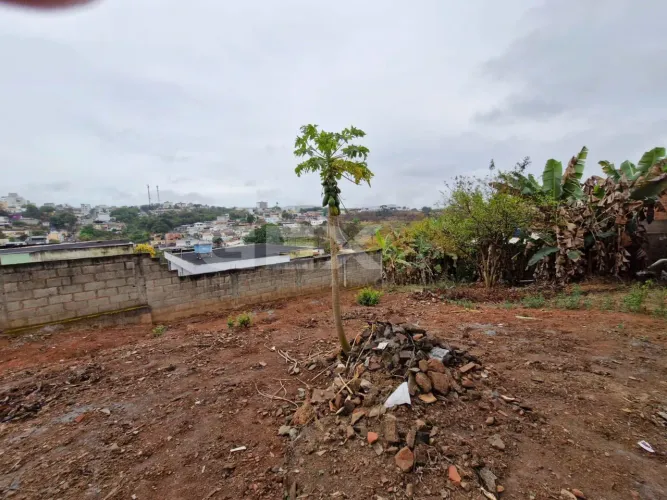 Terreno à Venda com 400m² no Bairro São Judas Tadeu em Divinópolis MG.