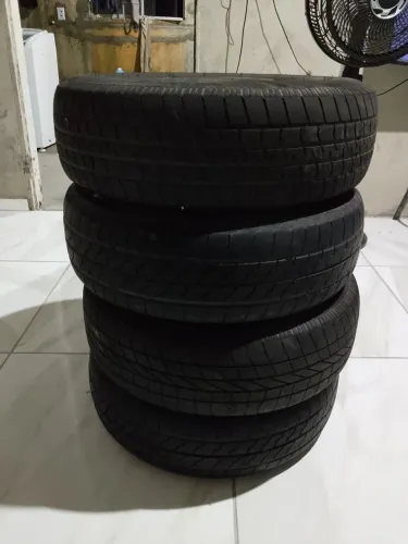 Quatro pneus com jante seminovos aro 13