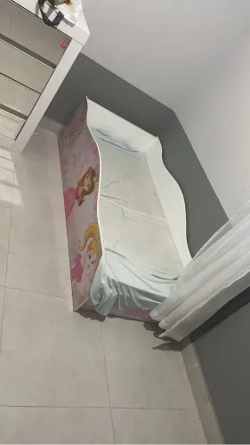 Vende se móveis de quarto de criança feminino