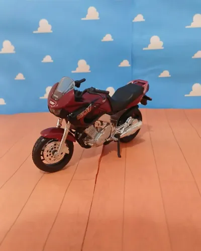 Miniatura Yamaha TDM 850 Maisto 1:18