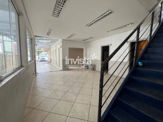 Prédio Comercial Imponente com 3 Andares e Fachada Envidraçada