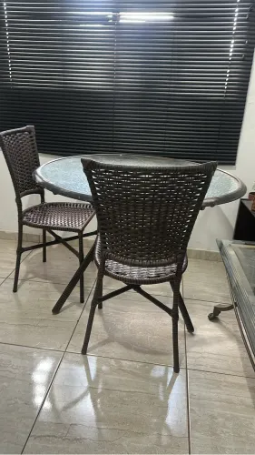 Mesa redonda cadeiras junco