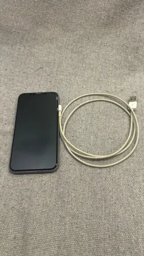 iPhone 11.- 64gb