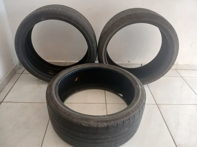 Três pneus Aro 20. 