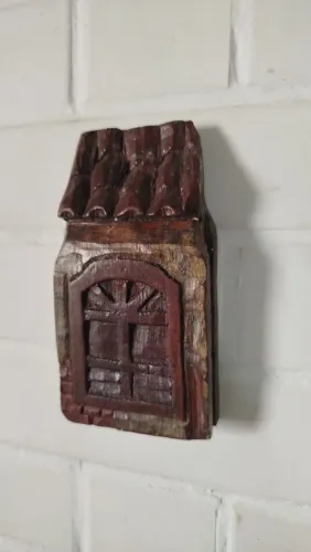 Arte popular! Talha artesanal, assinada, representando detalhe arquitetônico, 17 x 9cm
