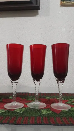 Antigas taças cristal vermelho escarlate