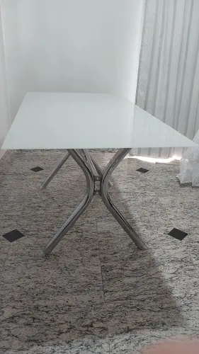 MESA COM TAMPO DE VIDRO