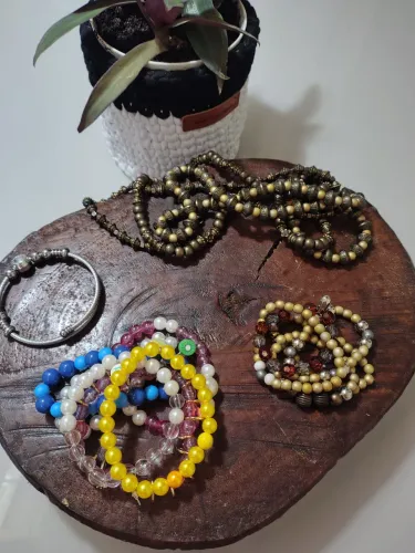 1 pulseira de metal 11 pulseiras normais e 3 cordões dourados e marrom