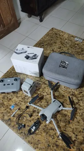 Drone DJI Mini 3 - 2 Baterias e Hub Carregamento