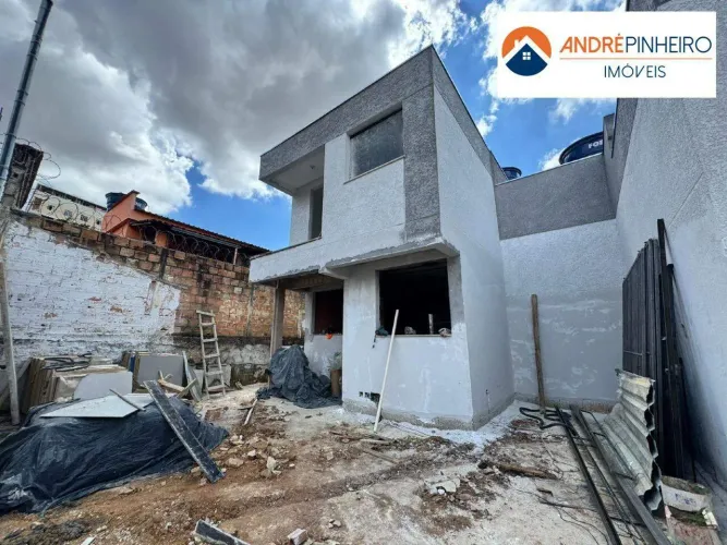 Casa Duplex à Venda com 3 Quartos Bairro Letícia