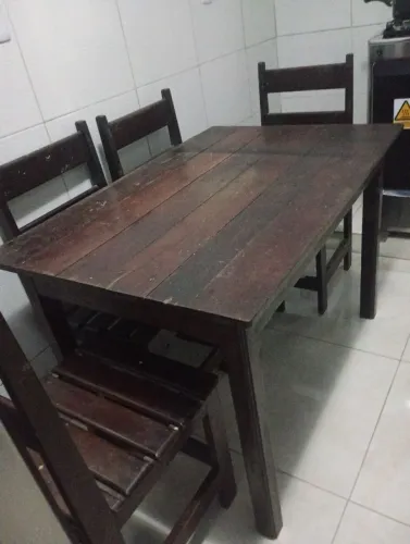 Mesa de madeira com 4 cadeiras