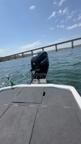 Lancha fibralar UP bass motor 60 Hp 4 tempos mercury