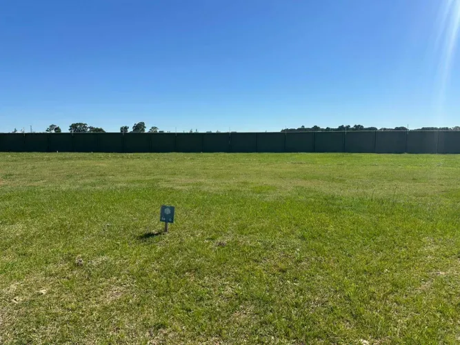 Terreno à venda no Riviera, Laranjal, Pelotas - 279 m² de área total, com10 metros de fren