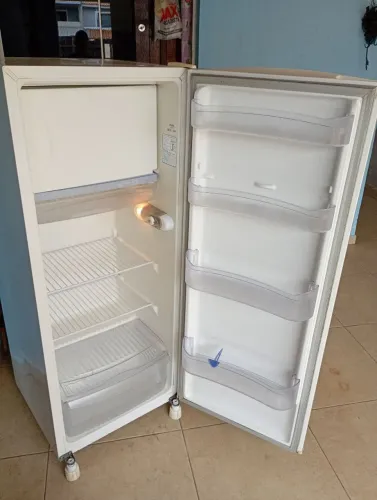 Vendo geladeira Consul 280litros
