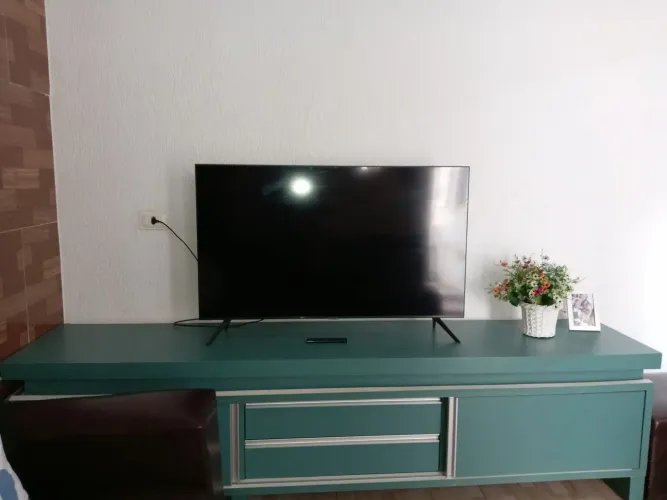 Vendo esse rack rústico de sala coisa linda cor enorme com gavetas e portas de correr 