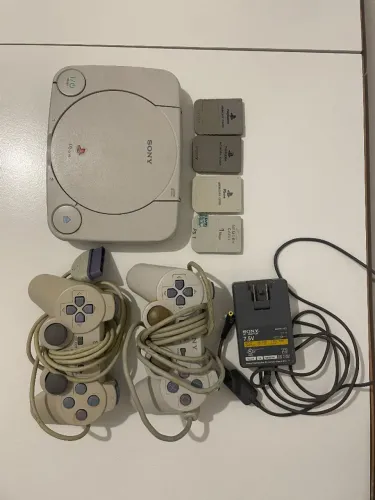 PSone acompanhado de 2 controles originas, cabos e jogos.