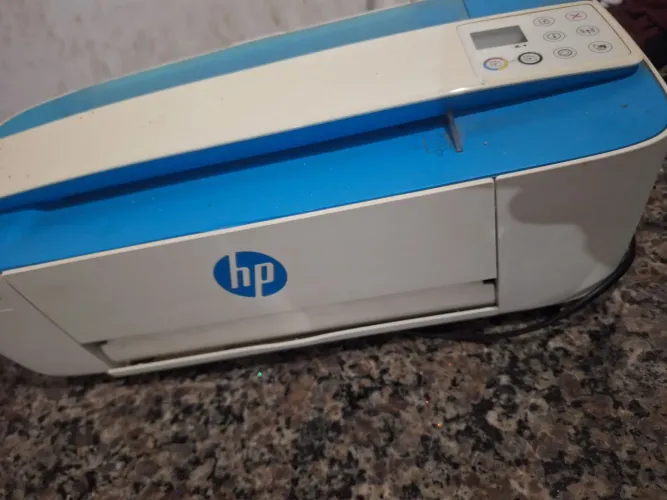 Impressora HP multifuncional.