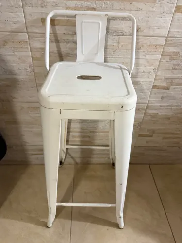 Banqueta Alta de Metal com Encosto