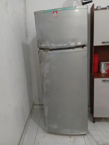 Geladeira para retirada de peças ou fazer reparos no casco dela