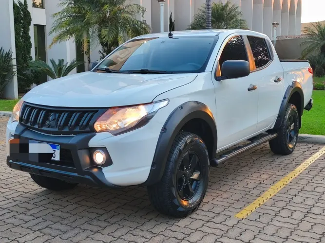 Mitsubishi L200 Triton Sport GLX 2.4 CD Diesel Mec. 2020