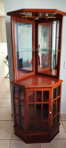 Cristaleira de canto em madeira