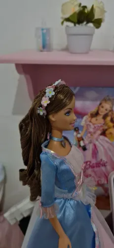 Barbie Erika coroa de flores e gargantilha 