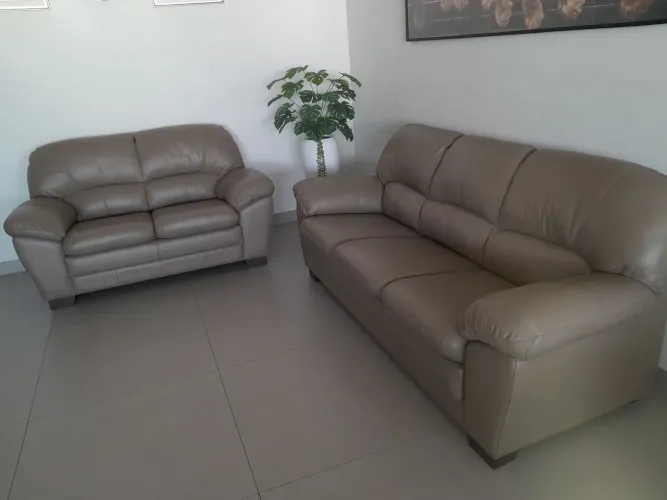 Sofá em couro legítimo