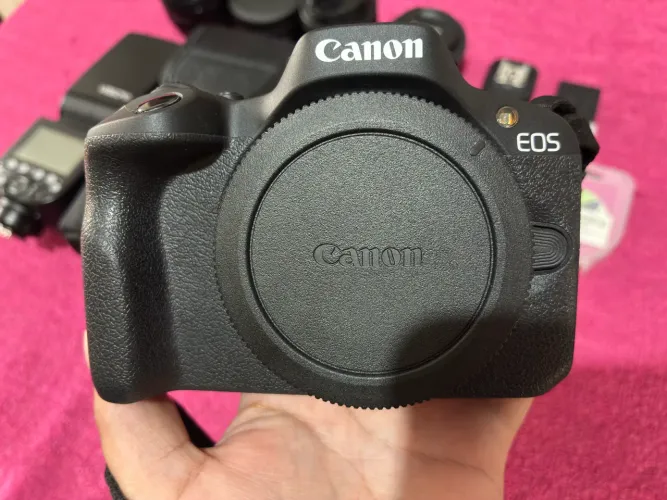 Câmera Canon R50